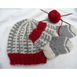 Geschenke|maleBL Babymütze & Babysocken Set handgestrickt aus 100% Alpaka – Unikat für Neugeborene, grau/rot/wollweiß