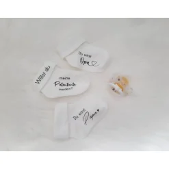 Einladungskarten|SelfmadeStudio Babysocke zur Schwangerschaftsverkündung – Personalisiertes Geschenk für werdende Eltern & Großeltern