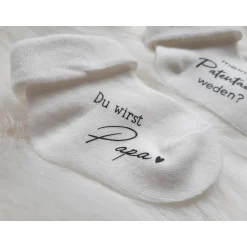 Einladungskarten|SelfmadeStudio Babysocke zur Schwangerschaftsverkündung – Personalisiertes Geschenk für werdende Eltern & Großeltern