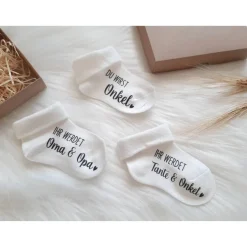 Einladungskarten|SelfmadeStudio Babysocke zur Schwangerschaftsverkündung – Personalisiertes Geschenk für werdende Eltern & Großeltern