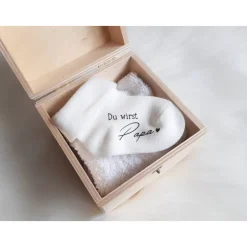 Einladungskarten|SelfmadeStudio Babysocke zur Schwangerschaftsverkündung – Personalisiertes Geschenk für werdende Eltern & Großeltern