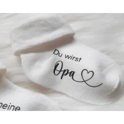 Einladungskarten|SelfmadeStudio Babysocke zur Schwangerschaftsverkündung – Personalisiertes Geschenk für werdende Eltern & Großeltern