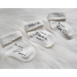Einladungskarten|SelfmadeStudio Babysocke zur Schwangerschaftsverkündung – Personalisiertes Geschenk für werdende Eltern & Großeltern