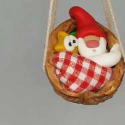 Baumschmuck|Danielas IdeenReich Baumschmuck Walnussschale Schaukelbettchen mit kleinem schlafend Wichtel mit roter Zipfelmütze und kleinem Stern