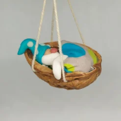 Baumschmuck|Danielas IdeenReich Baumschmuck Walnussschale Schaukelbettchen mit kleinem schlafend Wichtel mit nachtleuchtender Zipfelmütze
