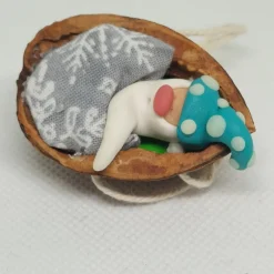 Baumschmuck|Danielas IdeenReich Baumschmuck Walnussschale Schaukelbettchen mit kleinem schlafend Wichtel mit nachtleuchtender Zipfelmütze