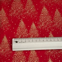 Discount Baumwolle - goldene Weihnachstbäume auf Rot - 50cm Weihnachtsstoffe
