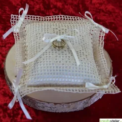 Ringkissen|Kreativatelier A & V Bezauberndes gehäkeltes Ringkissen in Creme-Creme mit Herzchen und Satinschleifen - Perfektes Hochzeits-Accessoire