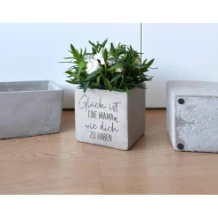 Blumen|SelfmadeStudio Blumentopf Beton-Optik mit Gravur – Glück ist eine Mama wie dich zu haben – personalisiertes Geschenk Muttertag