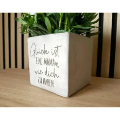 Blumen|SelfmadeStudio Blumentopf Beton-Optik mit Gravur – Glück ist eine Mama wie dich zu haben – personalisiertes Geschenk Muttertag