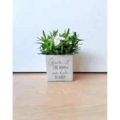 Blumen|SelfmadeStudio Blumentopf Beton-Optik mit Gravur – Glück ist eine Mama wie dich zu haben – personalisiertes Geschenk Muttertag