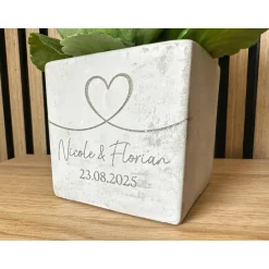 Gastgeschenke|SelfmadeStudio Blumentopf Beton-Optik personalisiert mit Herz, Namen & Datum – Hochzeitsgeschenk & Jahrestag