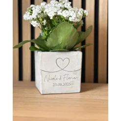 Gastgeschenke|SelfmadeStudio Blumentopf Beton-Optik personalisiert mit Herz, Namen & Datum – Hochzeitsgeschenk & Jahrestag