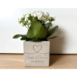 Gastgeschenke|SelfmadeStudio Blumentopf Beton-Optik personalisiert mit Herz, Namen & Datum – Hochzeitsgeschenk & Jahrestag