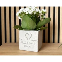 Gastgeschenke|SelfmadeStudio Blumentopf Beton-Optik personalisiert mit Herz, Namen & Datum – Hochzeitsgeschenk & Jahrestag