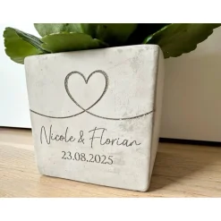 Gastgeschenke|SelfmadeStudio Blumentopf Beton-Optik personalisiert mit Herz, Namen & Datum – Hochzeitsgeschenk & Jahrestag