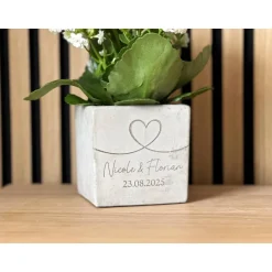 Gastgeschenke|SelfmadeStudio Blumentopf Beton-Optik personalisiert mit Herz, Namen & Datum – Hochzeitsgeschenk & Jahrestag