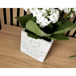 Gastgeschenke|SelfmadeStudio Blumentopf Beton-Optik personalisiert mit Herz, Namen & Datum – Hochzeitsgeschenk & Jahrestag