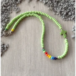 Hot Bunte Kinderkette' mit einem Howlithkreuz und Rocailles in Regenbogenfarben Geschenke