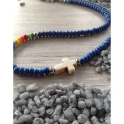 Hot Bunte Kinderkette' mit einem Howlithkreuz und Rocailles in Regenbogenfarben Schmuck