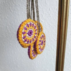 Online Bunter Weihnachtsbaumschmuck, Häkelrosetten an den Baum, bunte Weihnachten Baumschmuck