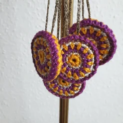 Online Bunter Weihnachtsbaumschmuck, Häkelrosetten an den Baum, bunte Weihnachten Baumschmuck