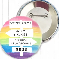 Clearance Button „Tschüss Grundschule 2026 – Hallo 5. Klasse“ | Regenbogen-Design | 38mm & 59mm | Geschenk Schulwechsel & Abschied Kinder Einschulung