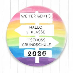 Clearance Button „Tschüss Grundschule 2026 – Hallo 5. Klasse“ | Regenbogen-Design | 38mm & 59mm | Geschenk Schulwechsel & Abschied Kinder Einschulung