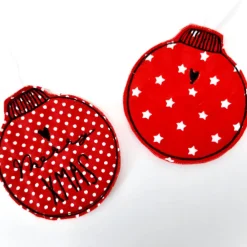 Christbaumkugeln aus Stoff im 4er Set, Geschenkanhänger bestickt Baumschmuck