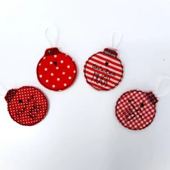 Christbaumkugeln aus Stoff im 4er Set, Geschenkanhänger bestickt Baumschmuck