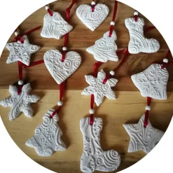 Discount Christbaumschmuck 12 Anhänger Weihnachten | weiß rot | 5 -5,5 cm Geschenkeanhänger