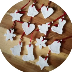 Discount Christbaumschmuck 12 Anhänger Weihnachten | weiß rot | 5 -5,5 cm Geschenkeanhänger