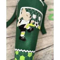 Discount coole Schultüte / Zuckertüte in Grün mit Fußballspieler Hase & Tor Kinder Schultüten