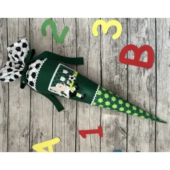 Discount coole Schultüte / Zuckertüte in Grün mit Fußballspieler Hase & Tor Kinder Schultüten
