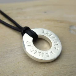 Outlet Cooler Anhänger in Silber "Stamped Wheel S", personalisierbares Geschenk zur Kommunion, Konfirmation, Firmung Schmuck