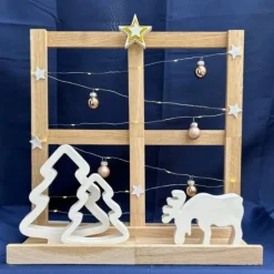 Outlet Deko-Fenster aus Holz mit LED-Lichterkette, Elch & Tannen – moderne Weihnachtsdeko für Tisch, Sideboard & Fensterbank. Weihnachtsaccessoires