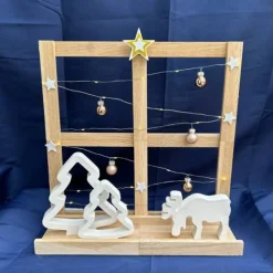 Outlet Deko-Fenster aus Holz mit LED-Lichterkette, Elch & Tannen – moderne Weihnachtsdeko für Tisch, Sideboard & Fensterbank. Weihnachtsaccessoires