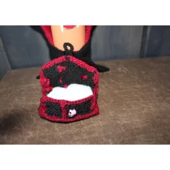 Dekofigur GRAF PIPISTRELLO Vampir Halloweenwichtel Upcyclingfigur aus einer Weinflasche mit handgestrickten Accesoires Deko Halloween