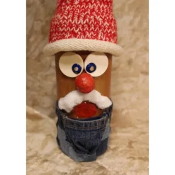 Discount Dekofigur JEANS-OPA Weihnachtswichtel witzige Upcyclingfigur aus Glasflasche m. handgestricktem Mützchen Weihnachtsdeko