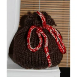 Discount Dekofigur KLAUSI SNOWMAN witzige Schneemanfigur aus recyceltem Holz, dekoriert mit weihnachtlicher Deko und Moos Weihnachtsdeko