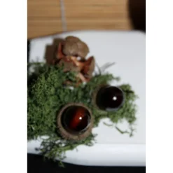 Discount Dekofigur KLAUSI SNOWMAN witzige Schneemanfigur aus recyceltem Holz, dekoriert mit weihnachtlicher Deko und Moos Weihnachtsdeko