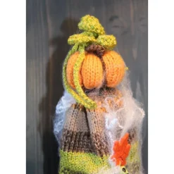 Deko Halloween|Susanne Hiebl...die etwas andere Art! Dekofigur LILLY Halloweenwichtel Upcyclingfigur aus einer Weinflasche mit handgestrickten Accesoires Halloweendeko