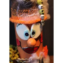 Deko Halloween|Susanne Hiebl...die etwas andere Art! Dekofigur LILLY Halloweenwichtel Upcyclingfigur aus einer Weinflasche mit handgestrickten Accesoires Halloweendeko