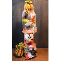 Deko Halloween|Susanne Hiebl...die etwas andere Art! Dekofigur LILLY Halloweenwichtel Upcyclingfigur aus einer Weinflasche mit handgestrickten Accesoires Halloweendeko