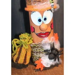 Deko Halloween|Susanne Hiebl...die etwas andere Art! Dekofigur LILLY Halloweenwichtel Upcyclingfigur aus einer Weinflasche mit handgestrickten Accesoires Halloweendeko