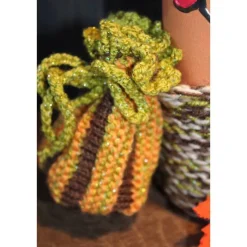 Deko Halloween|Susanne Hiebl...die etwas andere Art! Dekofigur LILLY Halloweenwichtel Upcyclingfigur aus einer Weinflasche mit handgestrickten Accesoires Halloweendeko