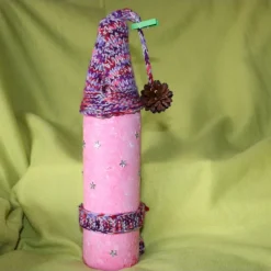 Hot Dekofigur ROSI Wichtel witzige Upcyclingfigur aus einer Glasfasche mit handgestrickten Accesoires Geldgeschenke