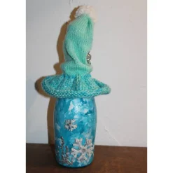 Weihnachtsdeko|Susanne Hiebl...die etwas andere Art! Dekofigur SCHNEEFLÖCKCHEN Weihnachtswichtel witzige Upcyclingfigur aus Sektflasche m. handgestricktem Mützchen