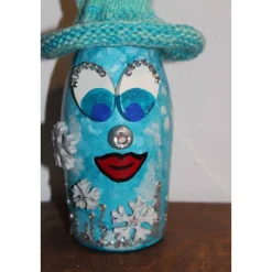 Weihnachtsdeko|Susanne Hiebl...die etwas andere Art! Dekofigur SCHNEEFLÖCKCHEN Weihnachtswichtel witzige Upcyclingfigur aus Sektflasche m. handgestricktem Mützchen
