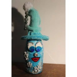 Weihnachtsdeko|Susanne Hiebl...die etwas andere Art! Dekofigur SCHNEEFLÖCKCHEN Weihnachtswichtel witzige Upcyclingfigur aus Sektflasche m. handgestricktem Mützchen